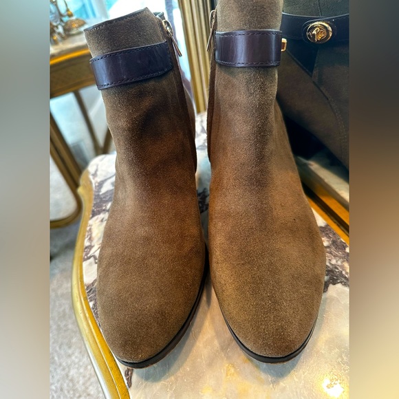 Coach- olive green/brown sueded booties with brown leather strapping - Picture 11 of 11